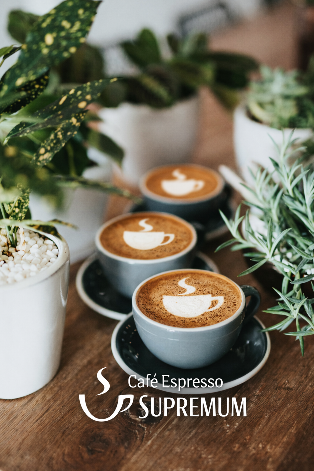 Xícara de café com grãos sobre a mesa